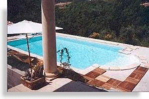 La piscine vue de la terrasse sud